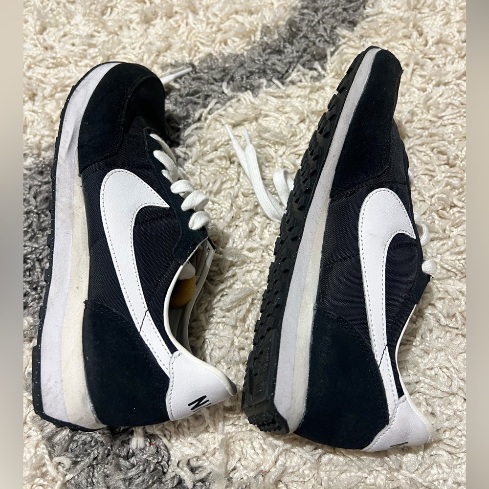 Nike Black and White Sneakers- Size 8 - Picture 4 of 6